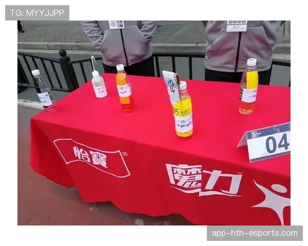 马拉松男子选手错进女子补给站，靠“拿错的粉色水杯”救回崩盘体能